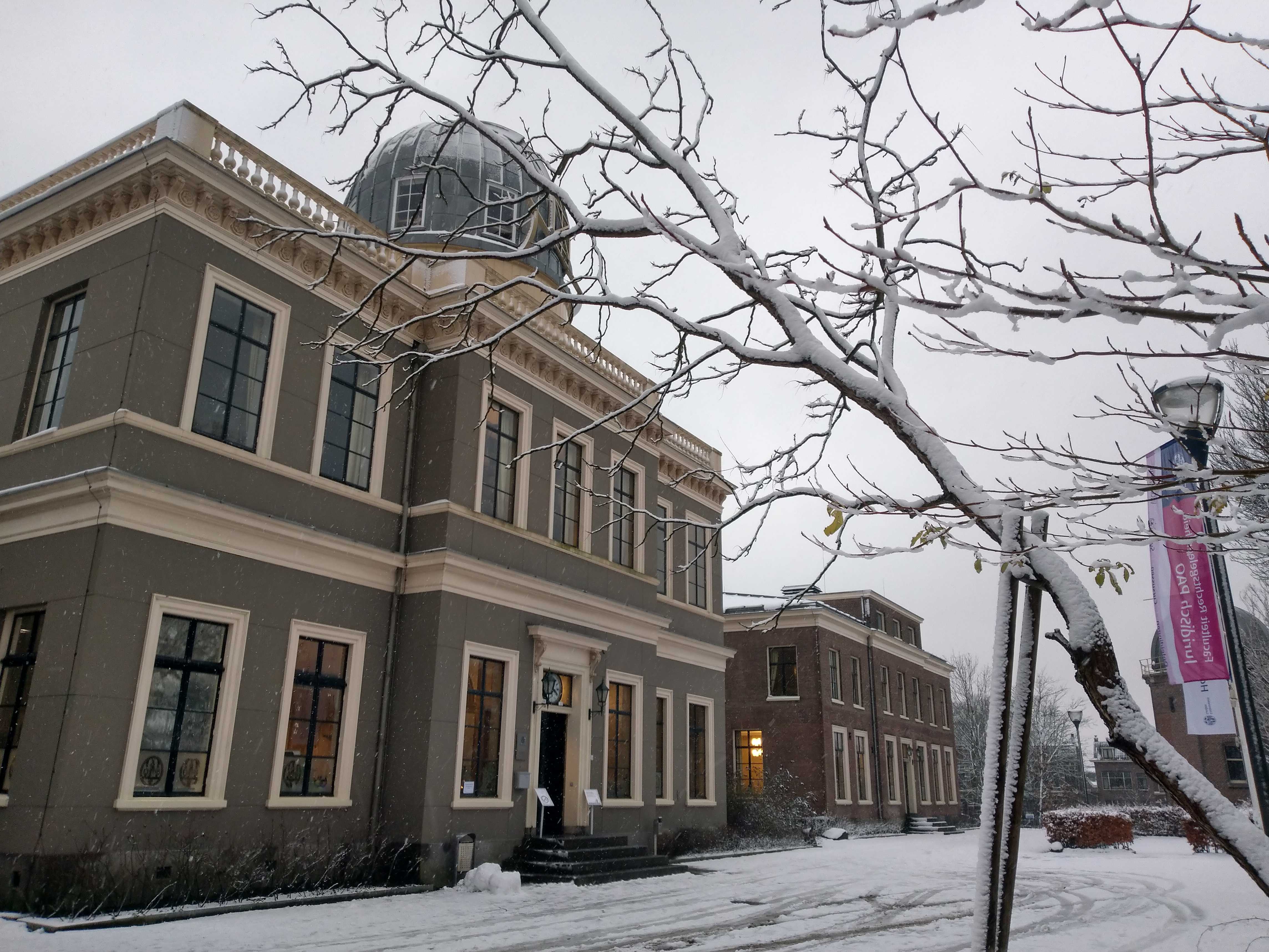 Photo of the Old Observatory in Leiden in winter, covered by snow.